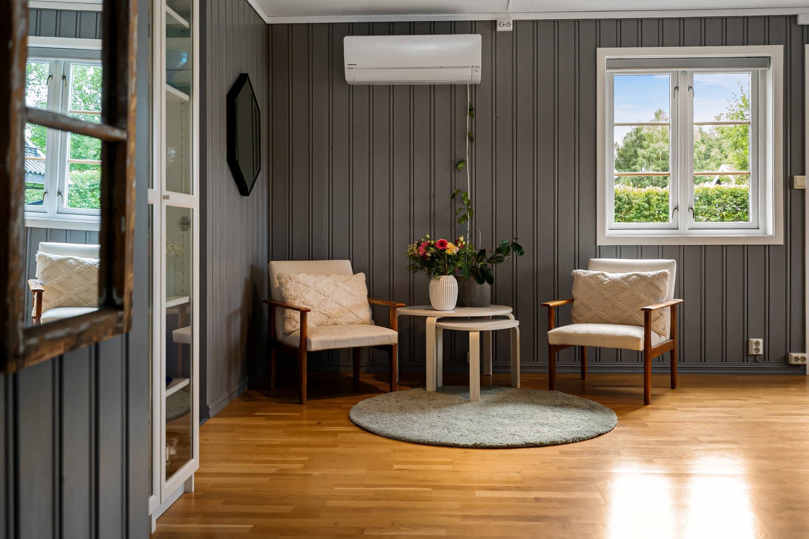 Lun og hyggelig stue med plass til både sofakrok, lesekrok og spisestue. Galleribilde