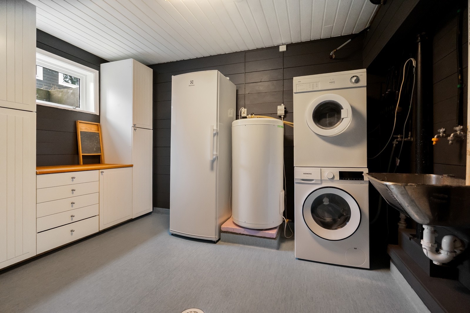 Vaskerom med innredning og opplegg for vaskemaskin. Galleribilde