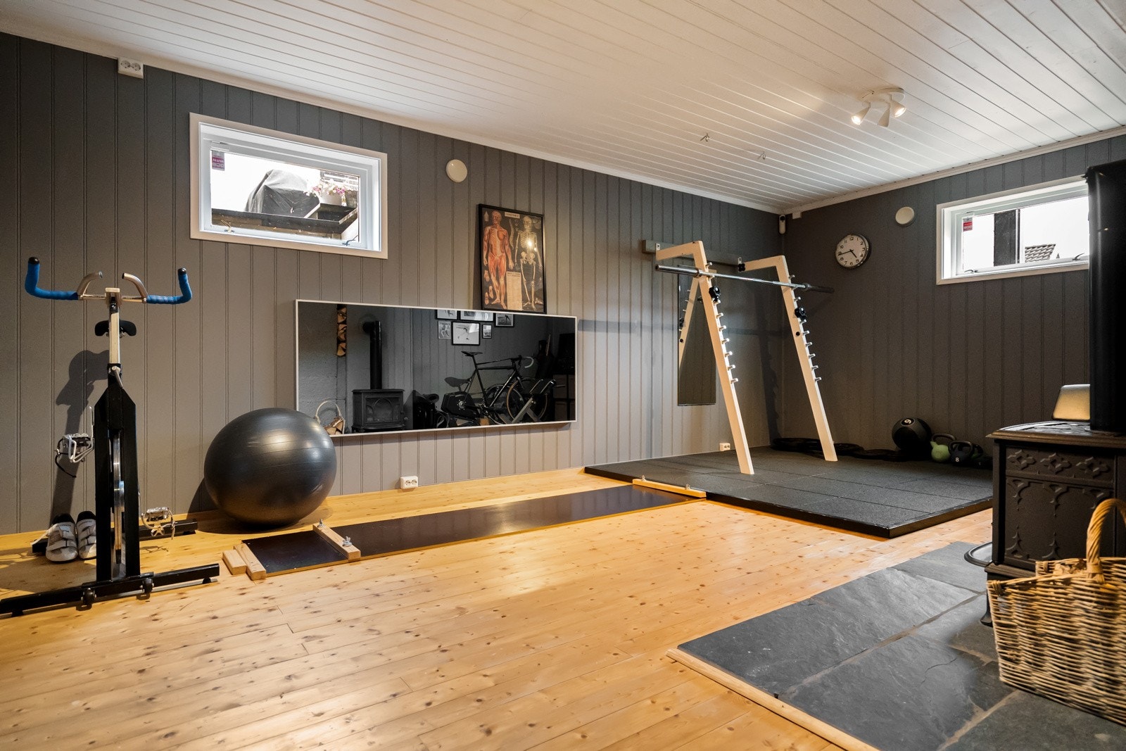 Kjellerstue/ trimrom. Galleribilde