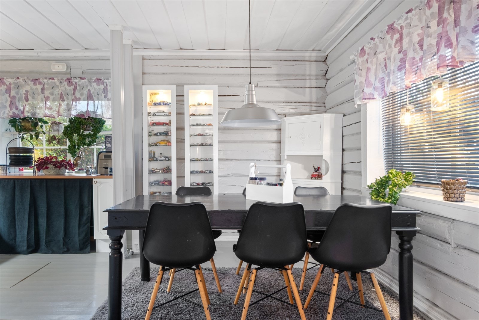 På kjøkkenet er det også tømmervegger, men har de fått seg en runde med maling. Galleribilde