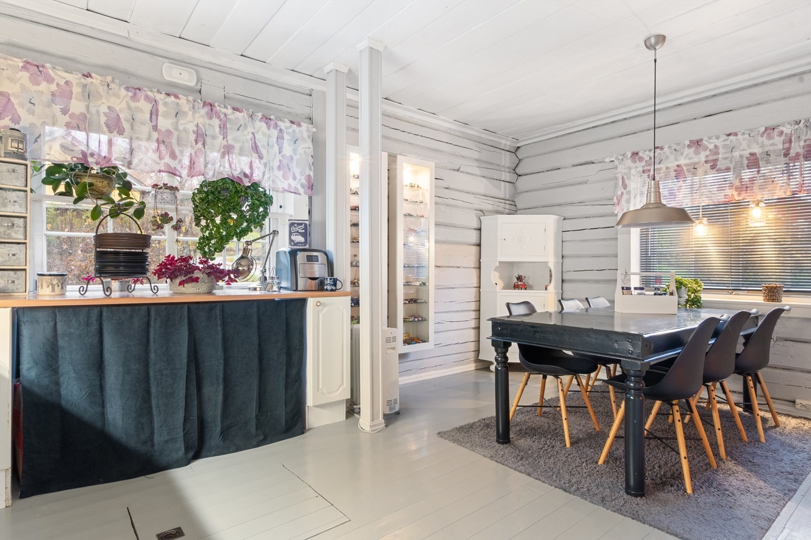 Spiseplass rett ut for kjøkkenet med plass til "hele gjengen". Galleribilde