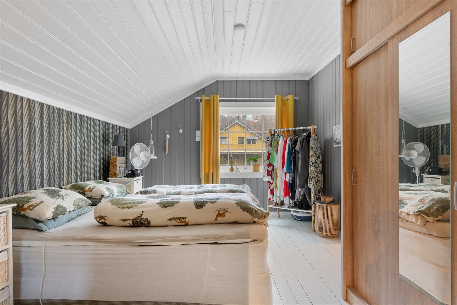 Hovedsoverommet - her er det tapet på en vegg og panel på de øvrige. Gulvet er malt furugulv. Galleribilde