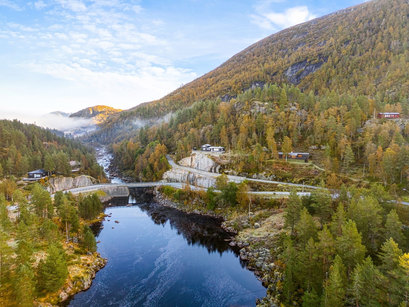 Tjørhomfjellet og Ålsheia skisenter og butikk er en kort kjøretur unna. Ligger for seg selv uten andre hytter rundt. Galleribilde