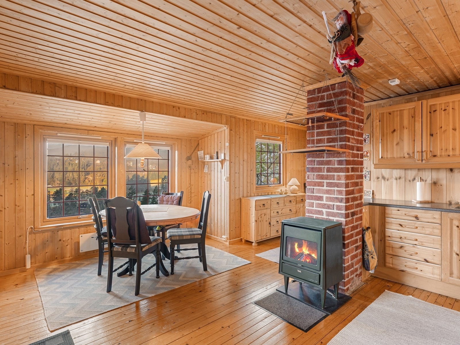 Furugulv og panel på vegger og tak. God planløsning med fin soneinndeling. Galleribilde