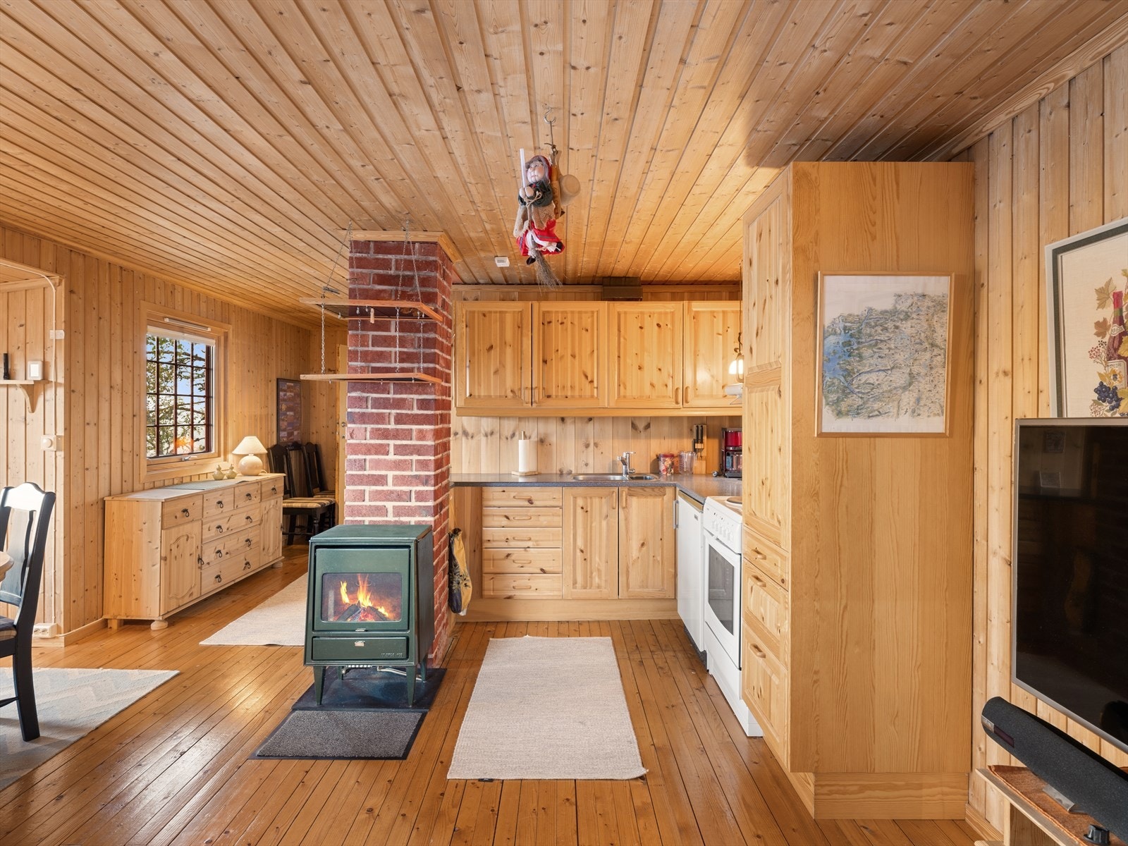 Furukjøkken med veldig god lagringsplass i skuffer og skap. Kjøleskap og komfyr. Galleribilde