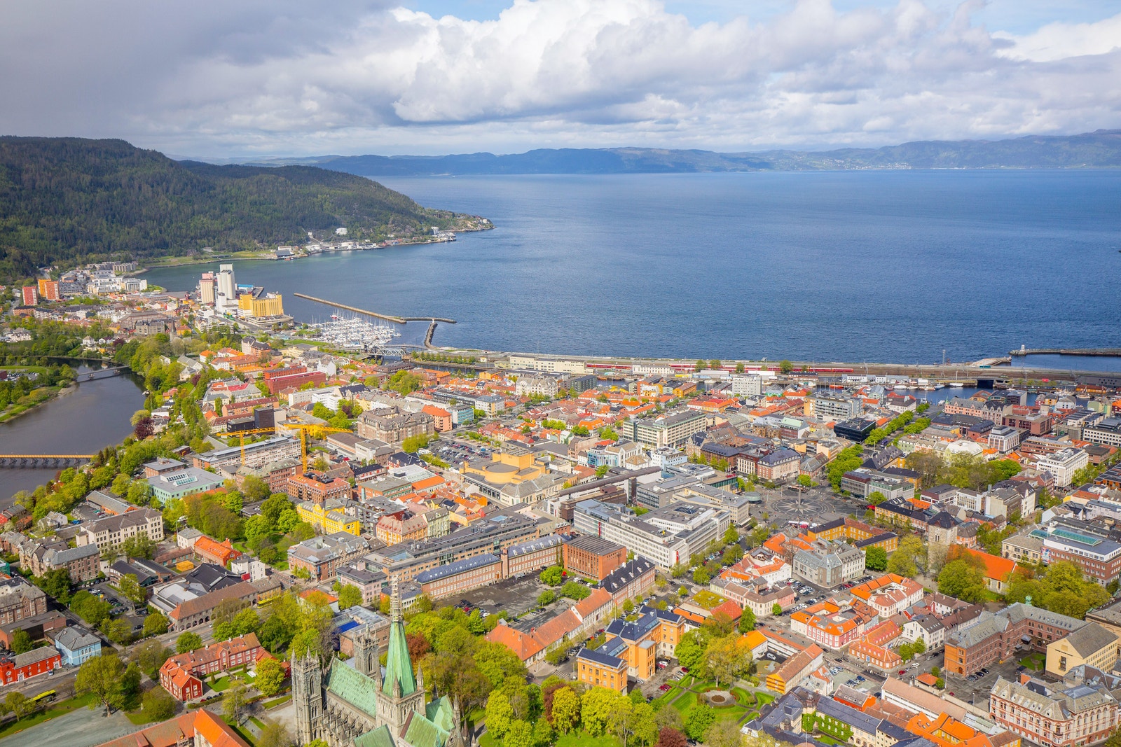 Brattørgata 3A ligger sentralt plassert i Trondheim Sentrum. Perfekte hybler for deg som ønsker å bo i et av de mest etterspurte områdene i Trondheim. Her får du nærhet og gangavstand til alt bykjernen har å by på. Shoppingmuligheter, restauranter, cafeèr Galleribilde