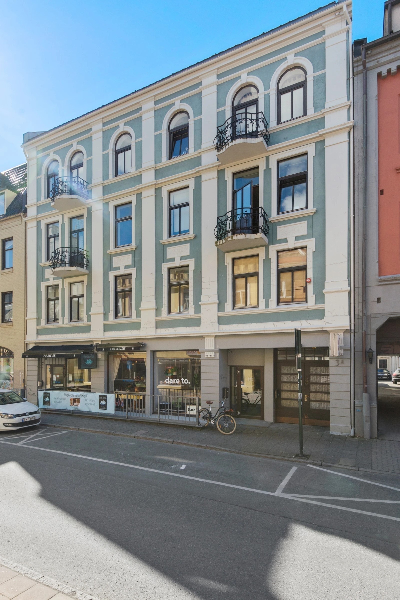 Brattørgata 3A ligger sentralt plassert i Trondheim Sentrum. Perfekte hybler for deg som ønsker å bo i et av de mest etterspurte områdene i Trondheim. Her får du nærhet og gangavstand til alt bykjernen har å by på. Shoppingmuligheter, restauranter, cafeèr Galleribilde