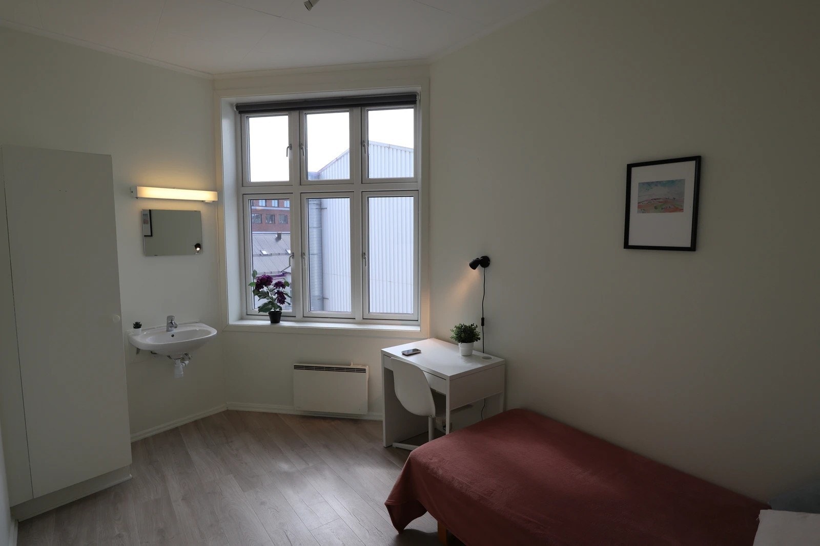 Rommene er i bygget er mellom 10-15 kvm, med hybler i 2.-4.etg. Galleribilde