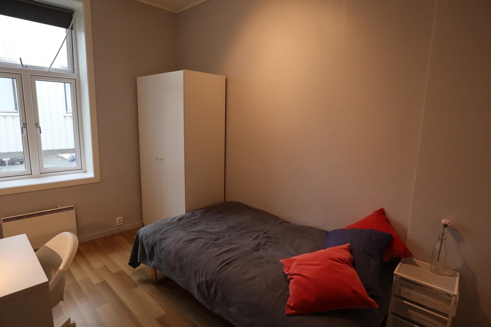 Hyblene er stort sett møblerte med seng, garderobeskap og skrivepult. Strøm og bredbånd er inkludert i husleien. Galleribilde