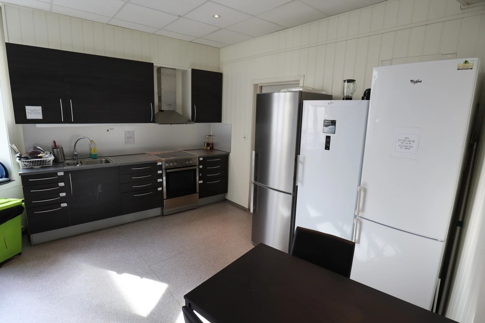 Hybelboere i bygget har tilgang på felles kjøkken og bad, samt vaskerom. Ukentlig vask av fellesarealer utføres av vaskebyrå, og er inkludert i husleien! Galleribilde