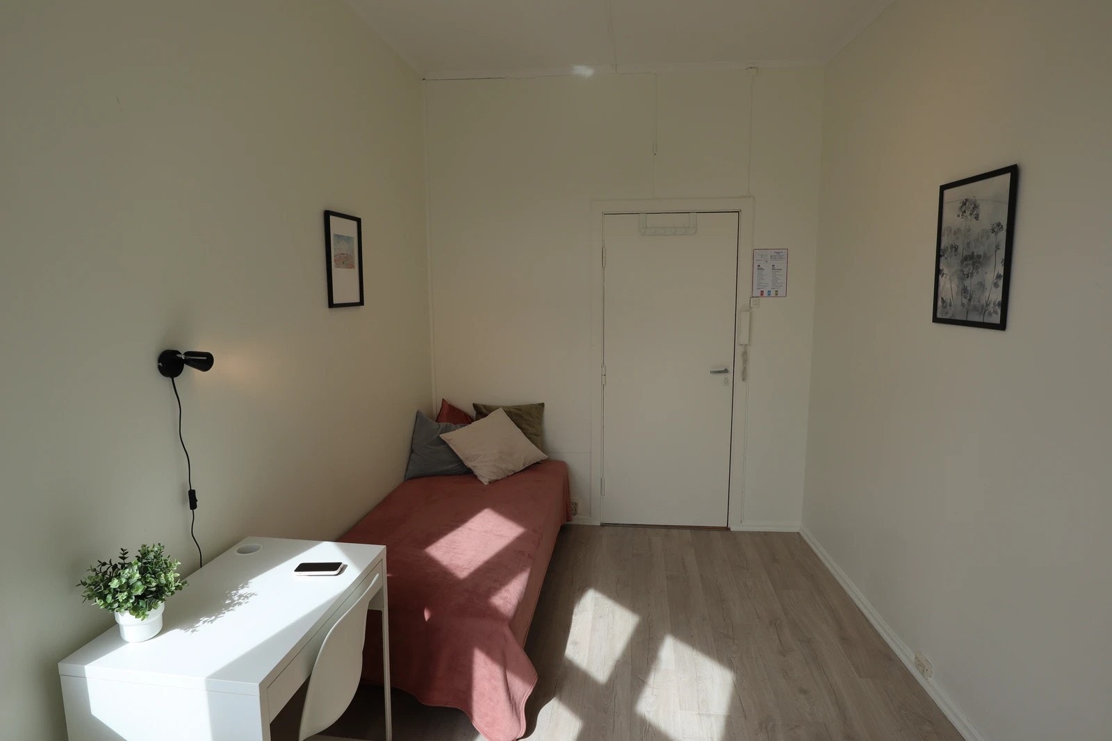 Hyblene er stort sett møblerte med seng, garderobeskap og skrivepult. Strøm og bredbånd er inkludert i husleien. Galleribilde