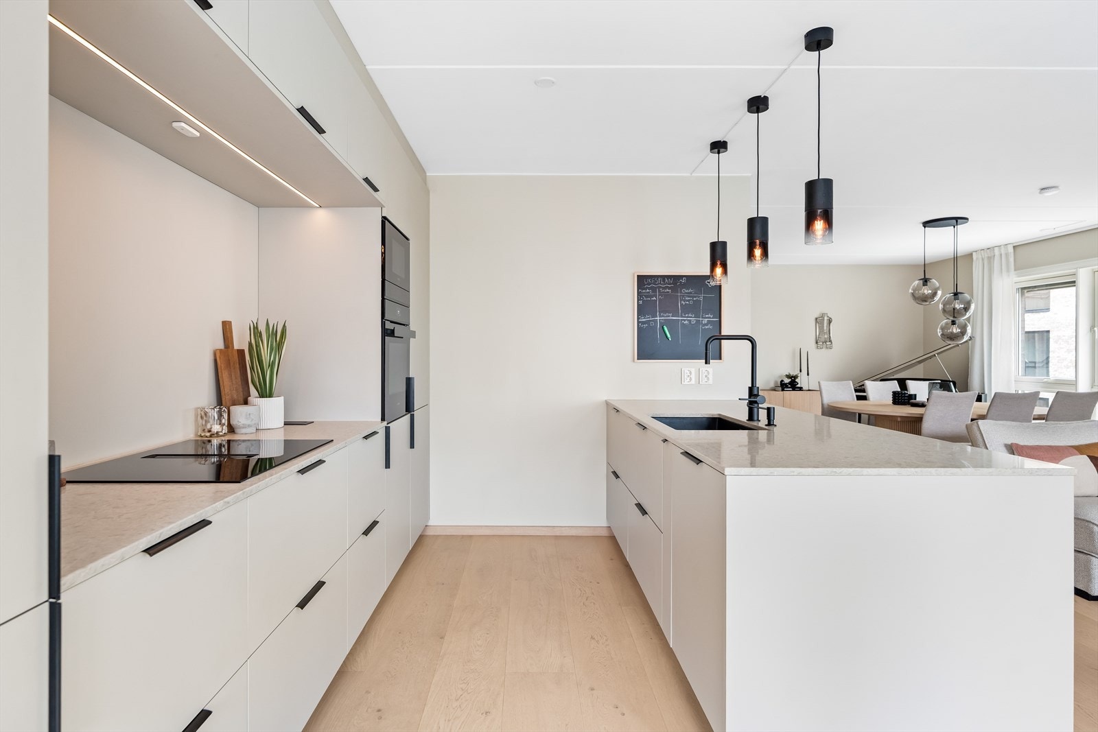 Kjøkkenet har en praktisk barløsning. Galleribilde