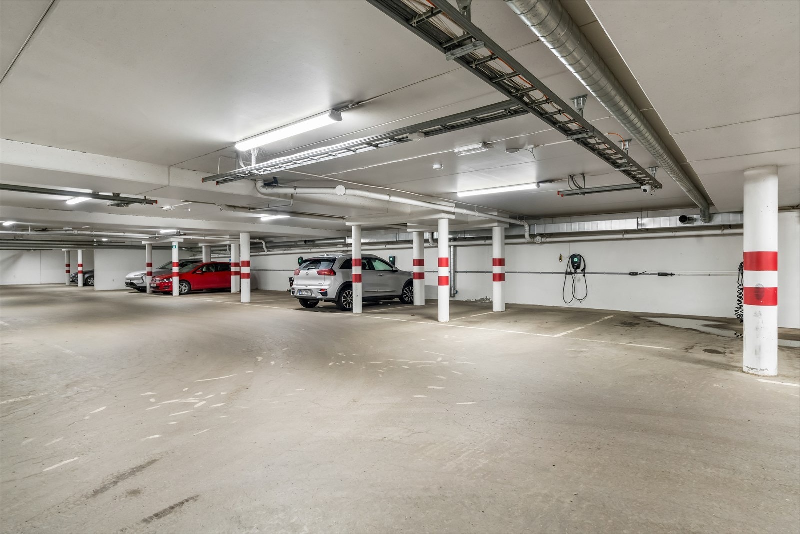 Det medfølger to garasjeplasser, én med elbillader i lukket garasjeanlegg. Galleribilde