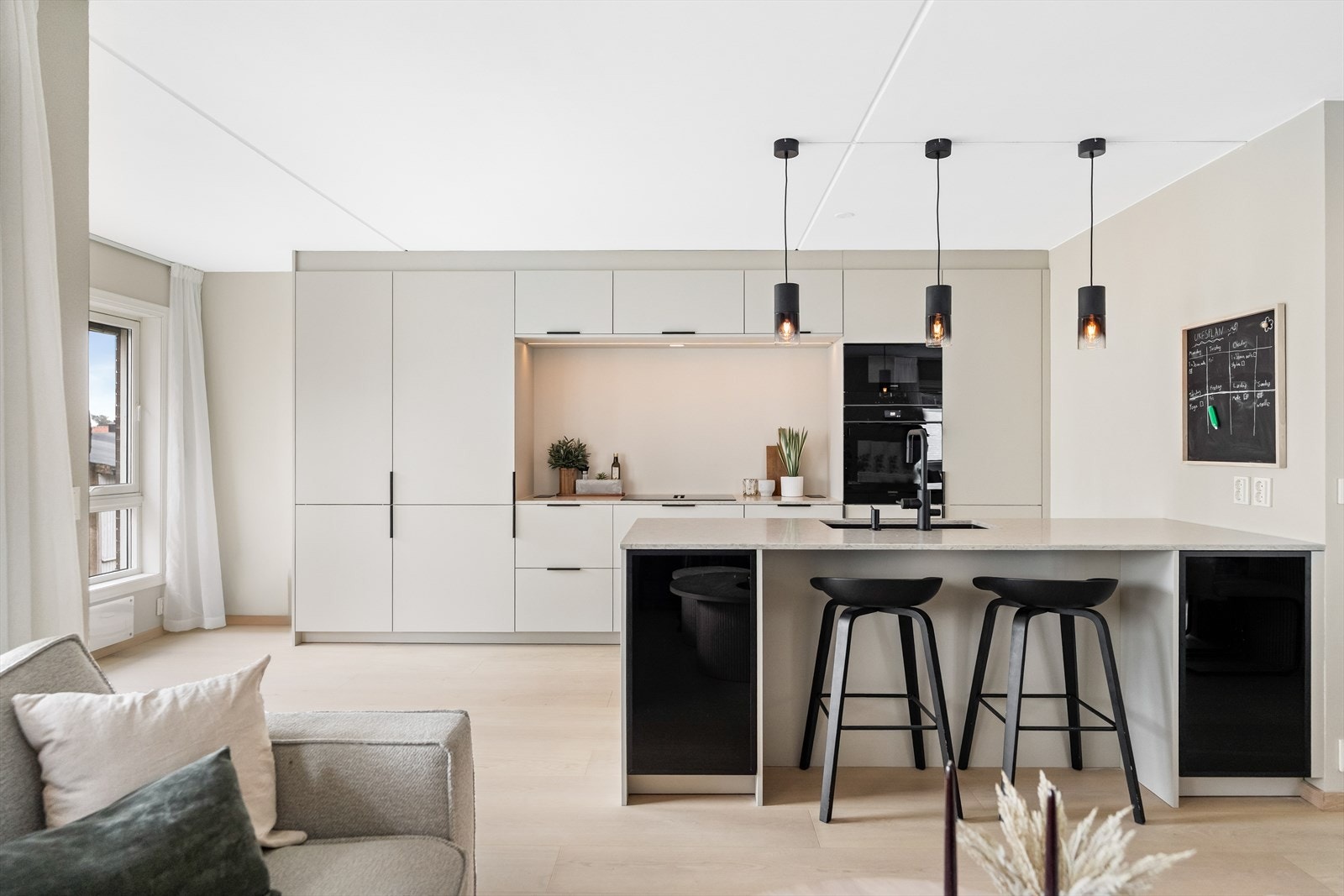 Integrerte hvitevarer som induksjonstopp, stekeovn, oppvaskmaskin og kjøleskap med frysedel fra Siemens. Galleribilde