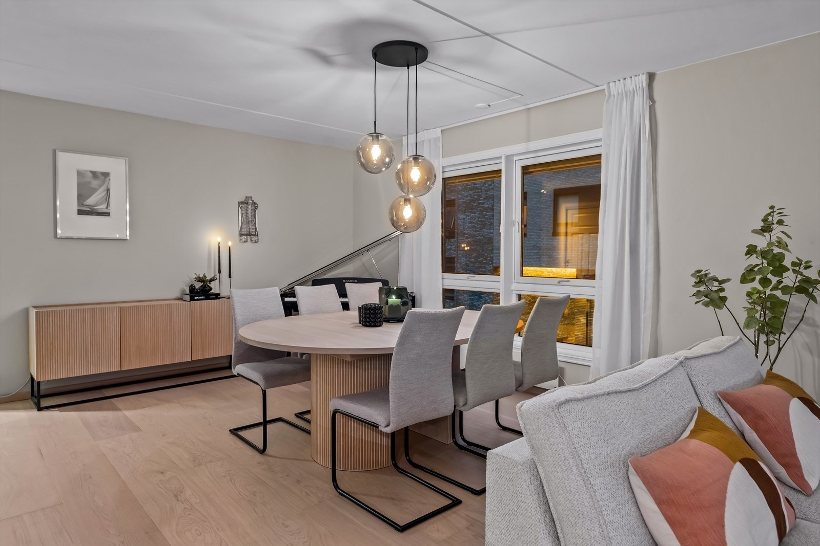 Laminat på gulv, rene linjer og moderne fargevalg. Galleribilde