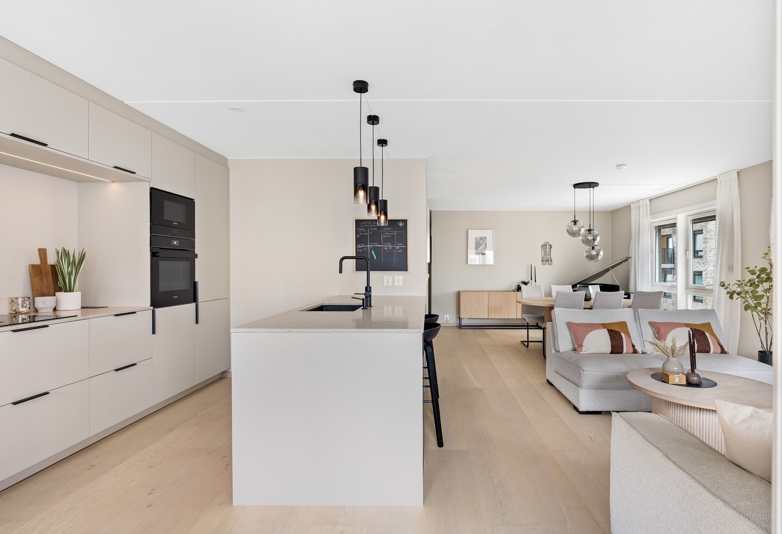 Innredningen består av beige slette fronter og benkeplate i stein. Galleribilde