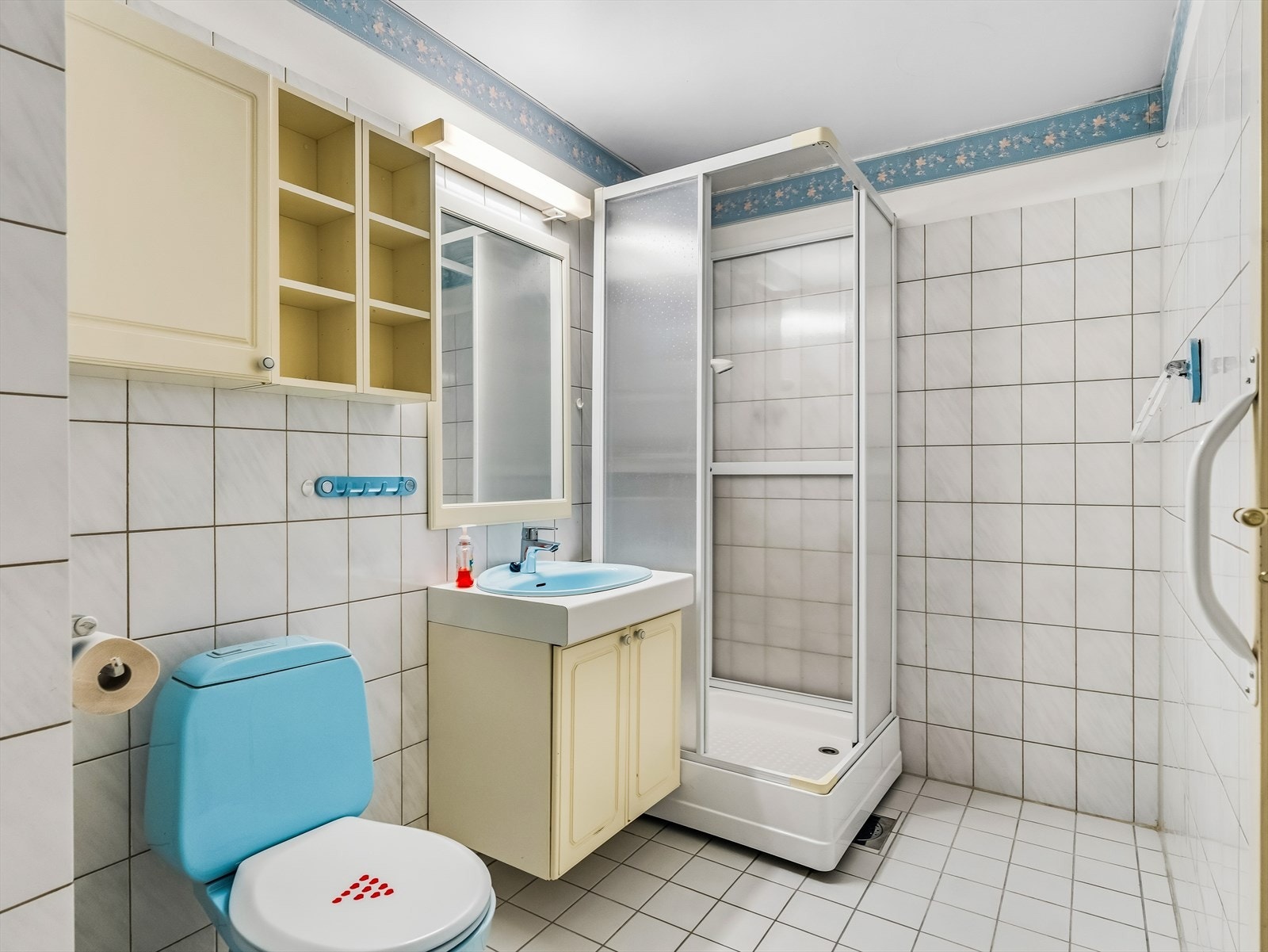 Badet er også fra byggeåret, og oppussing må påregnes. Gulv og vegger er flislagte. Galleribilde