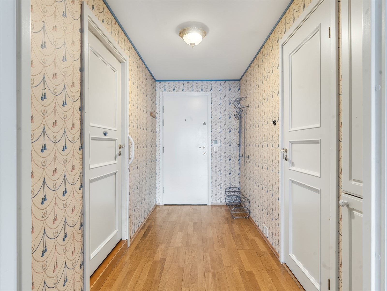 Leiligheten har enkel adkomst via både heis og trappegang. Vel inne i entréen er det god plass til å etablere garderobeløsning. Galleribilde