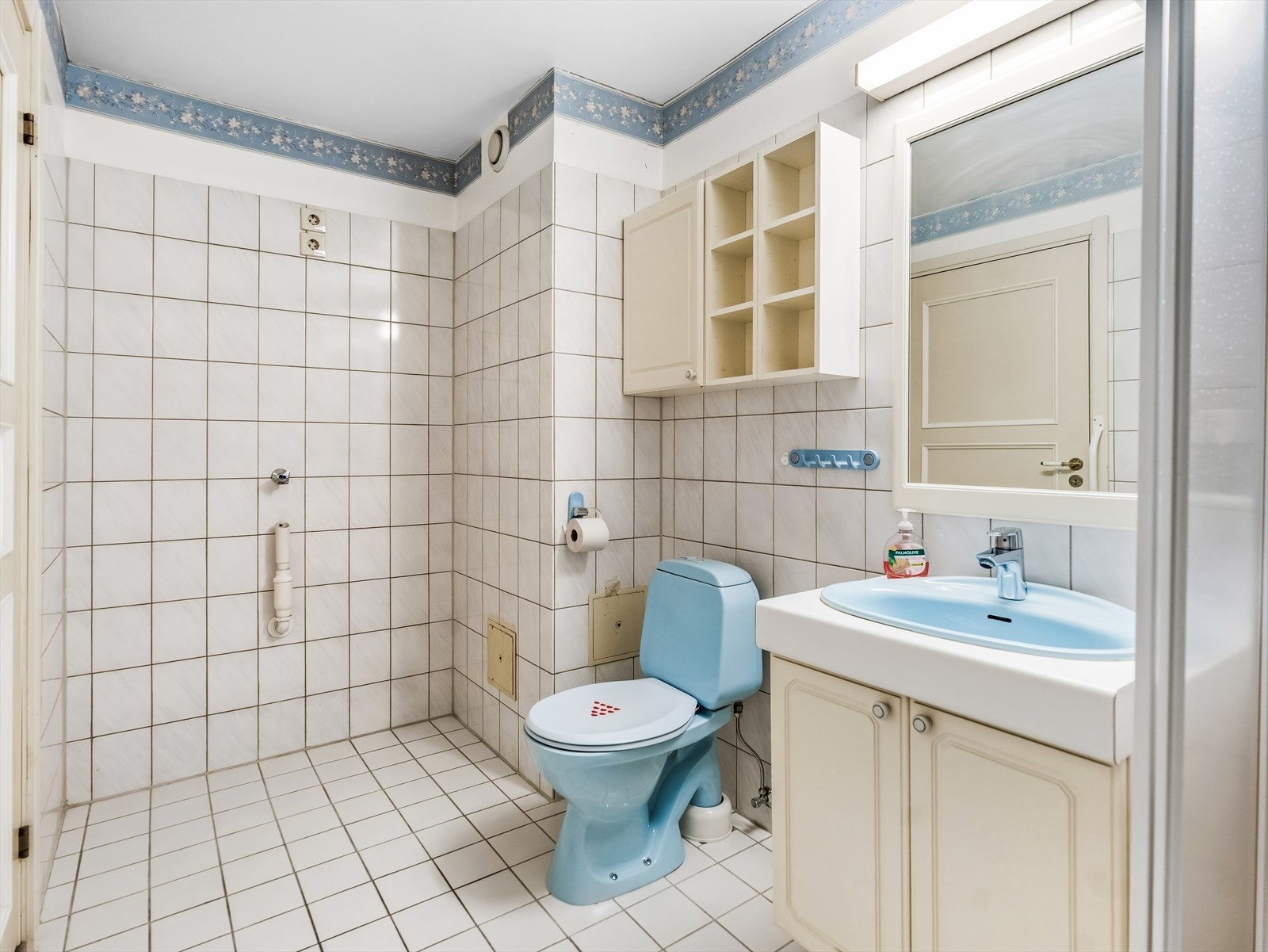 Rommet har dusjkabinett, gulvstående klosett og opplegg for vaskemaskin. I tillegg er det montert servant og benkeskap med profilerte fronter. Galleribilde