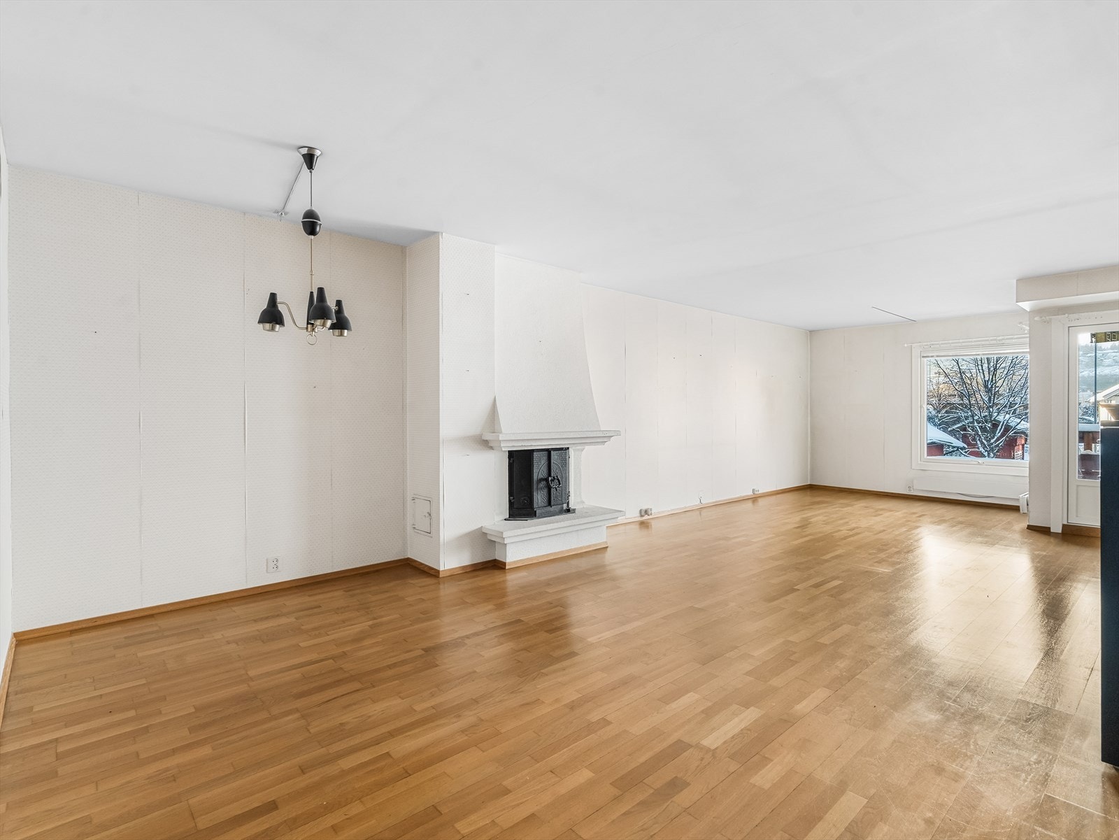 Stuen er av fin størrelse, med store vindusflater som slipper inn rikelig med naturlig lys. Galleribilde