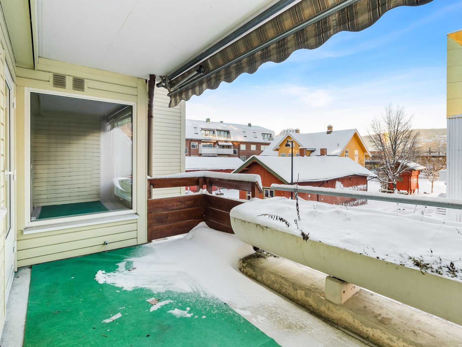 Balkongen blir som en forlengelse av stuen i sommerhalvåret. Galleribilde