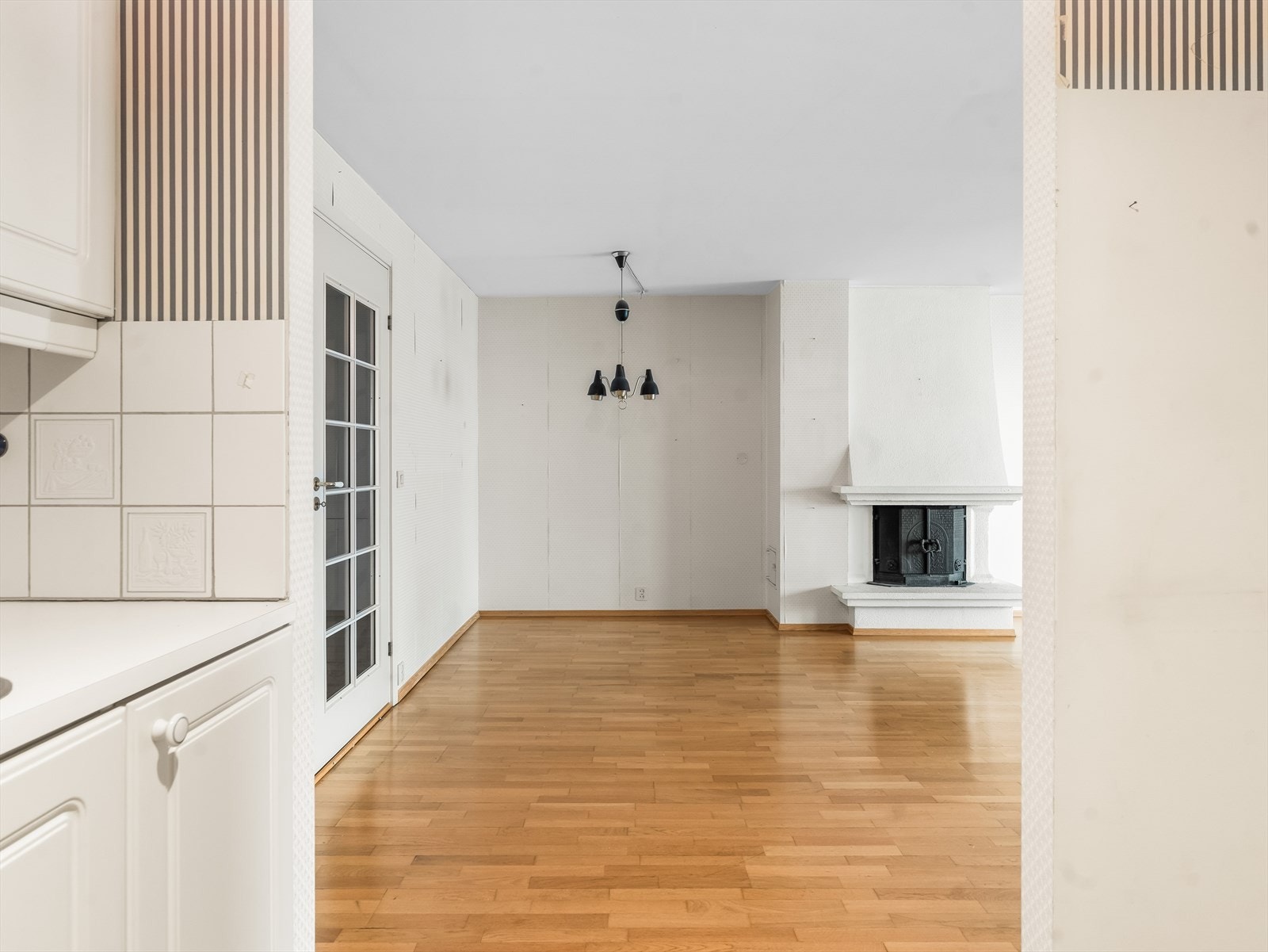 Spisebordet får sin naturlige plass ved kjøkkenet. Galleribilde