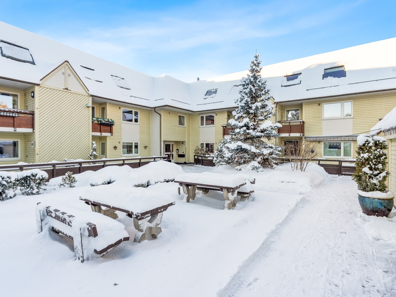 Sameiet har en hyggelig bakgård med sittegrupper. Galleribilde