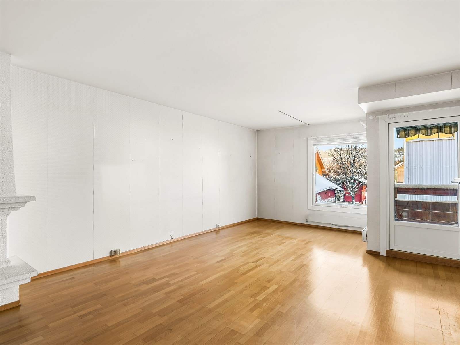 Det er parkett på gulvet, samt tapetserte veggflater. Galleribilde