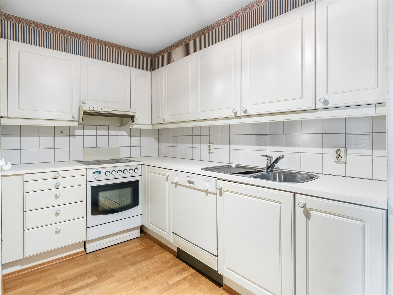 Det er opplegg for oppvaskmaskin, samt nisje til frittstående hvitevarer. Galleribilde