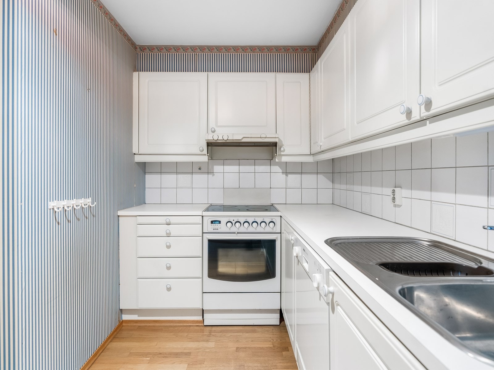 Det er fliser på vegg mellom over- og underskap. Galleribilde