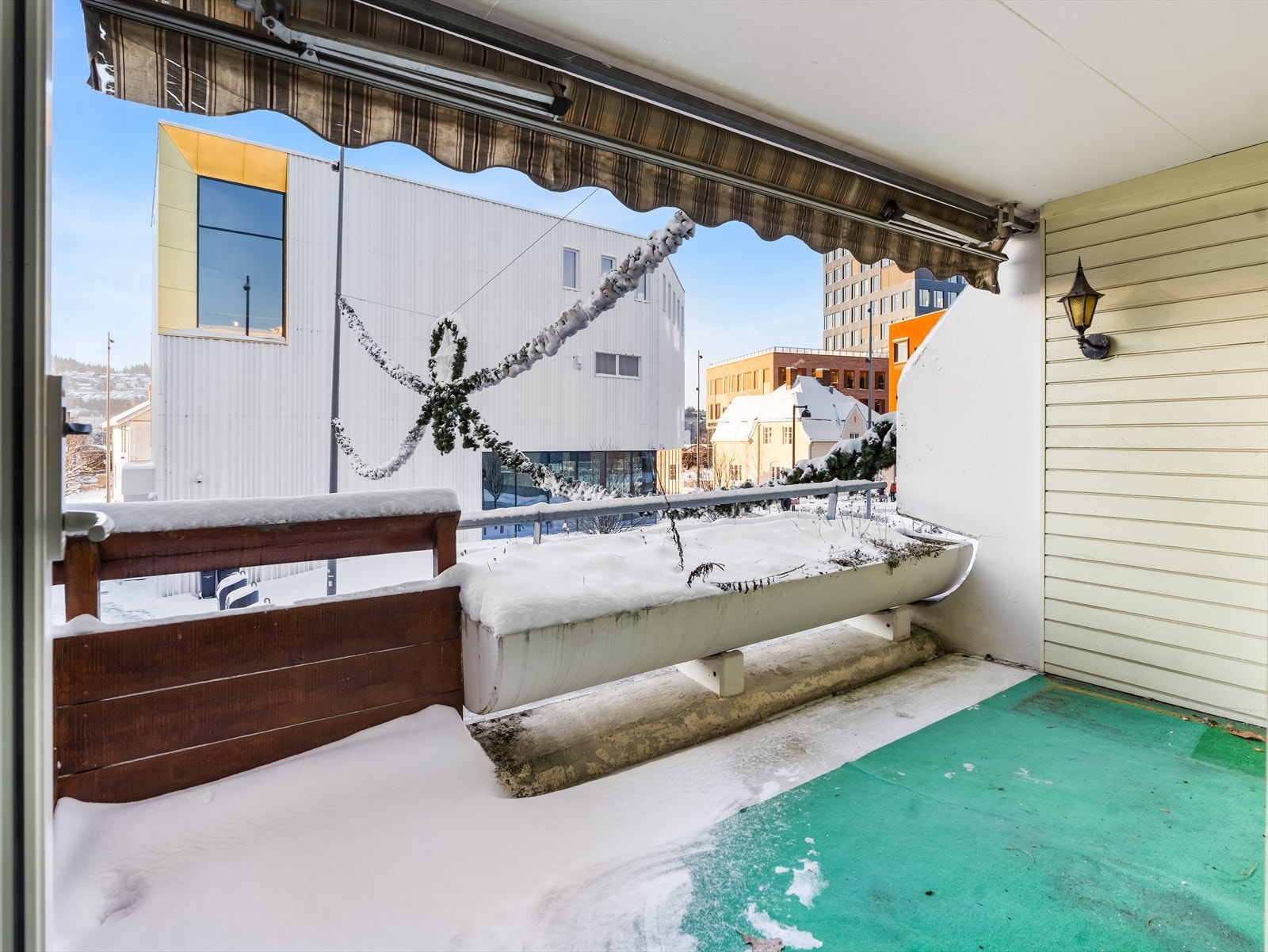 Balkongen er vendt ut mot Kirkegata. Galleribilde