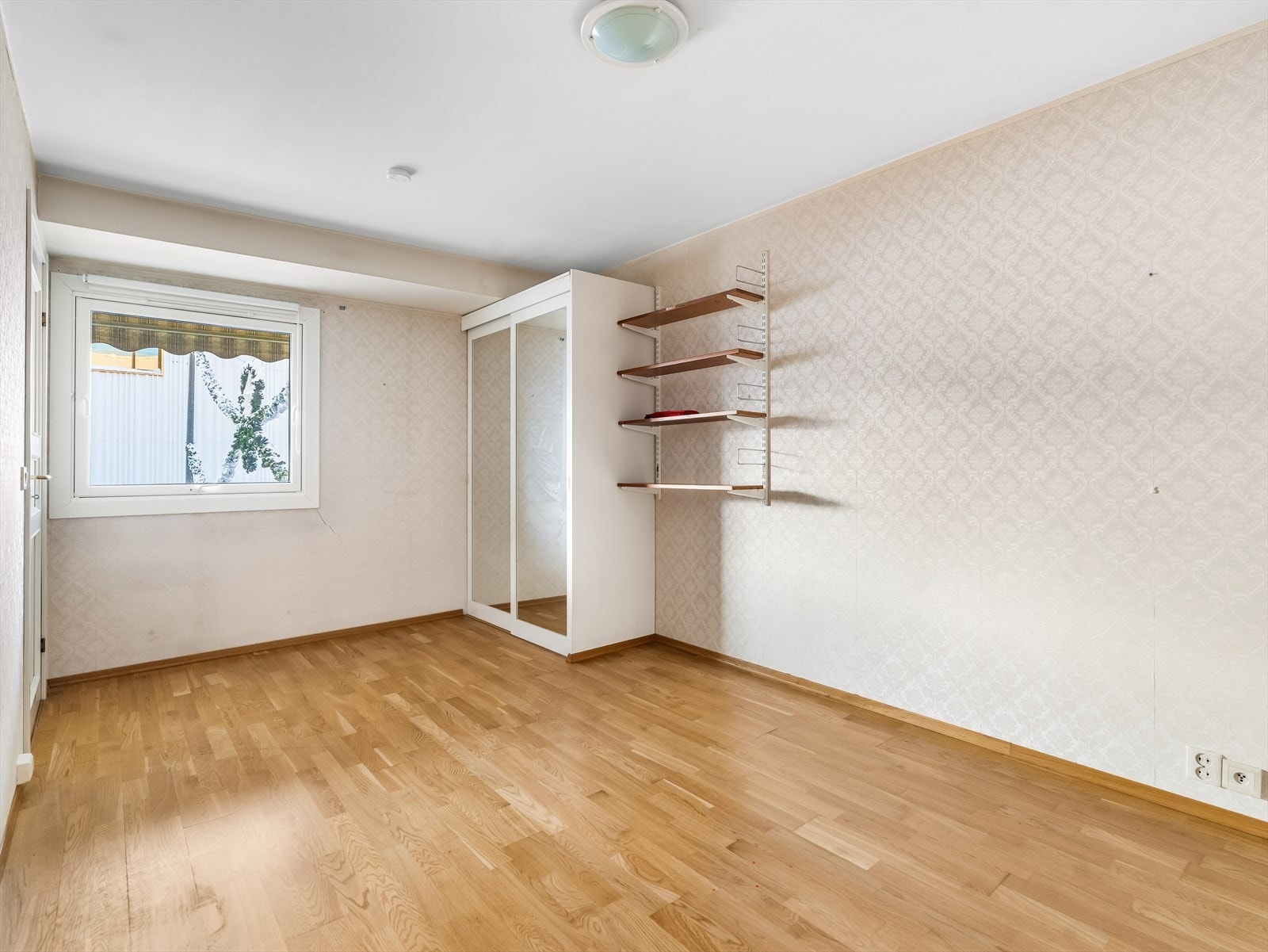 I tillegg er det plass til å etablere garderobeløsning. Per i dag står det to skapseksjoner i rommet. Galleribilde