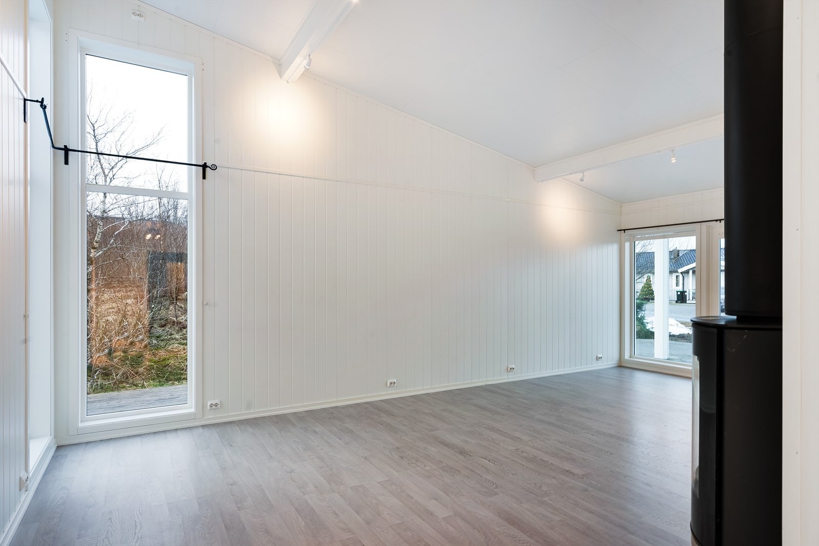 Stuen har en U-formet planløsning med høye vindusflater som gir rikelig med lys, og skråtak som bidrar til en luftig romfølelse. Galleribilde