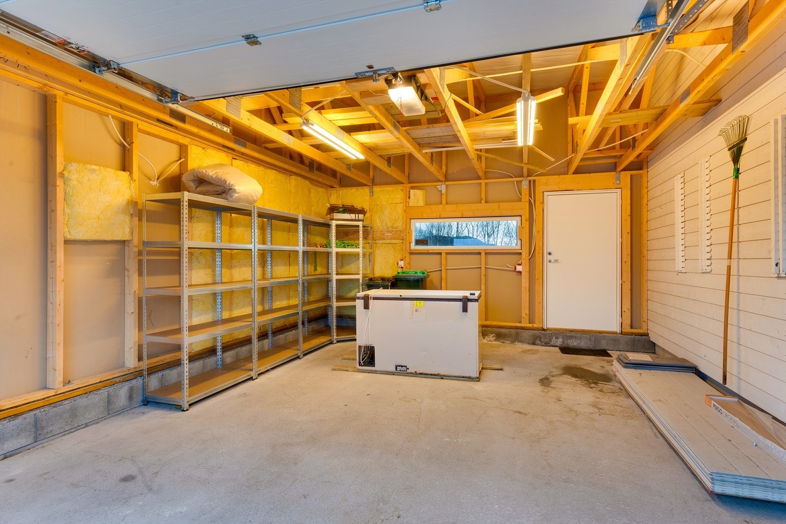 Integrert garasje med en utvendig bod. Galleribilde