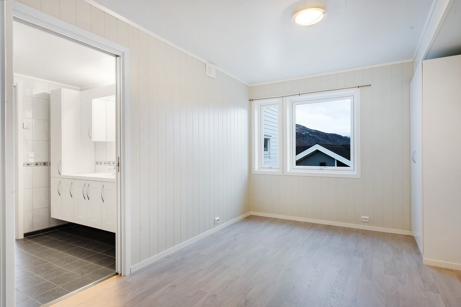 Badet har enkel adkomst fra begge soverommene. Galleribilde