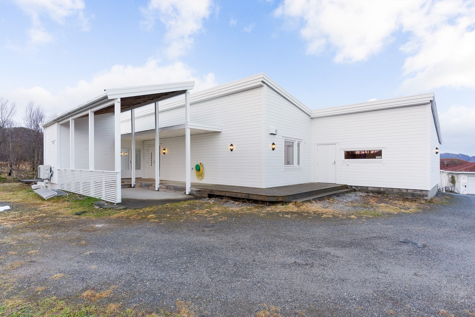 Boligen er en funksjonell enebolig på ett plan med gjennomtenkt planløsning og gode utearealer. Galleribilde