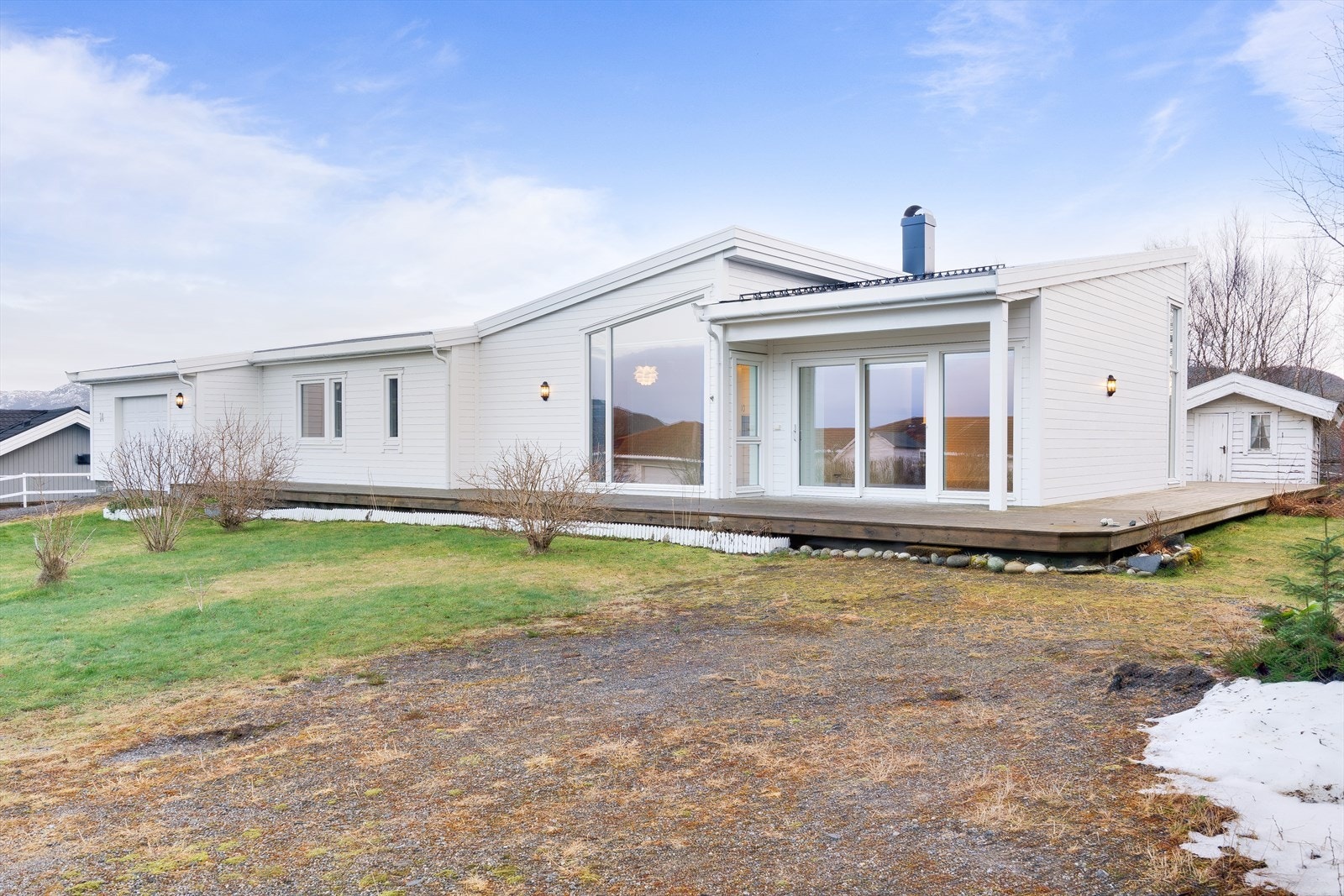 Eiendommen ligger i etablert bo-området på Berg i Sømna. Området Buskhammeren og Sømnesåsen består av boligbebyggelse der det et godt etabler bebyggelse, samt ny bebyggelse og flere tilgjengelige tomter i området. Galleribilde