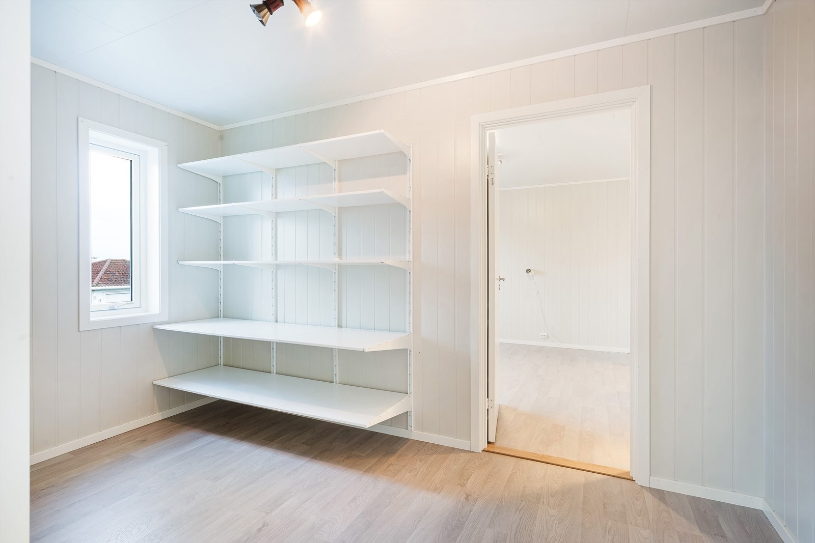 Det er bod mellom spisestuen og hovedsoverommet. Galleribilde