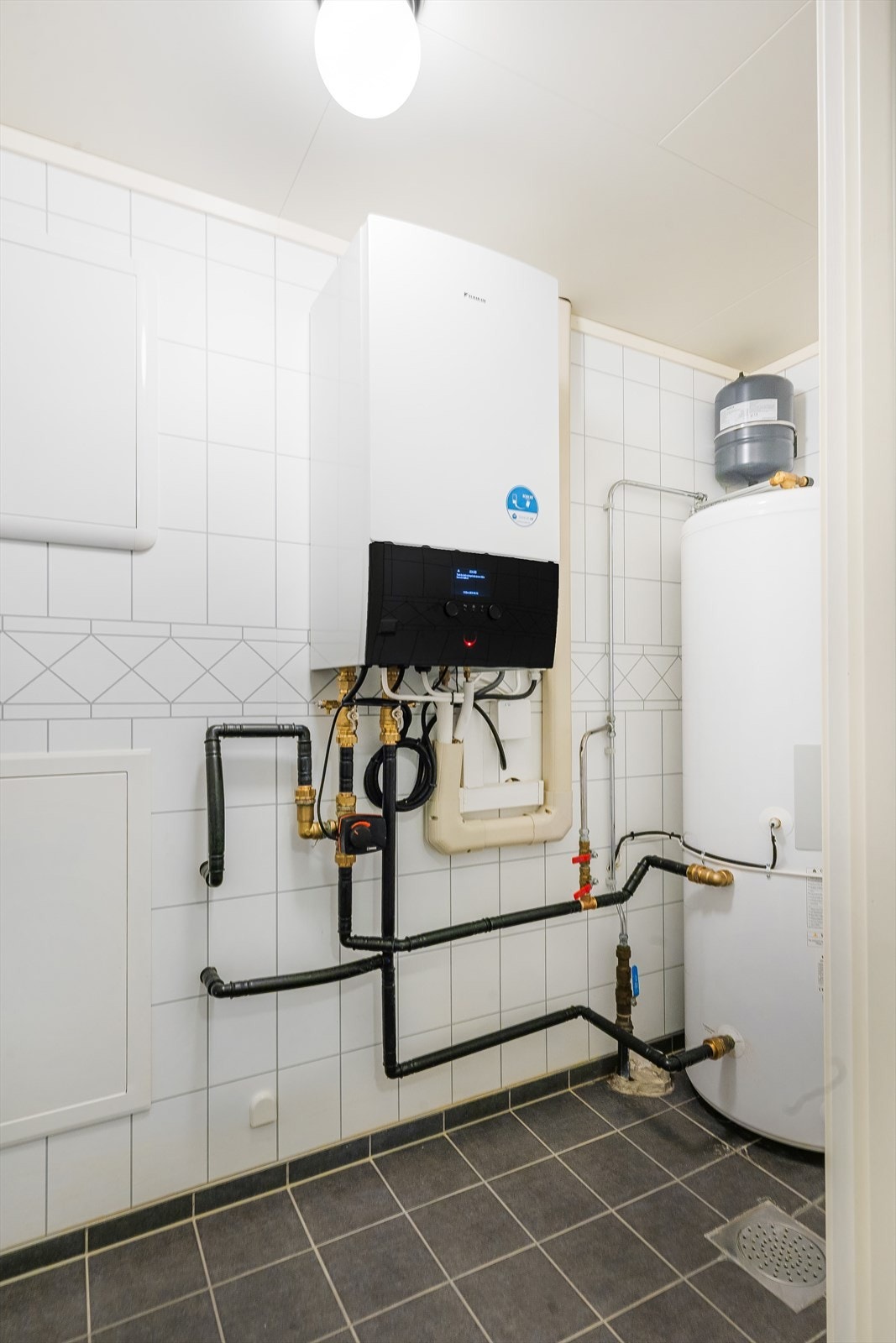 Fra vaskerommet er det dør inn til teknisk rom. Galleribilde