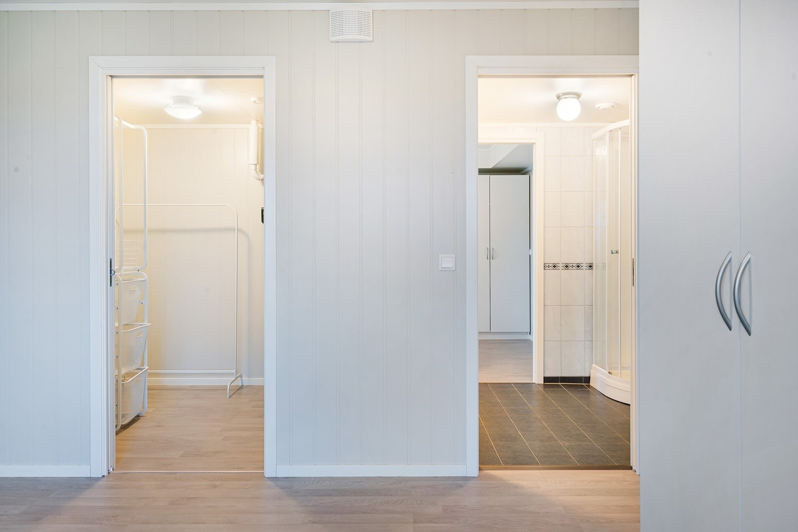 Sett fra hovedsoverommet har man bod på den ene siden, som kan benyttes som walk-in-closet, samt bad. Galleribilde