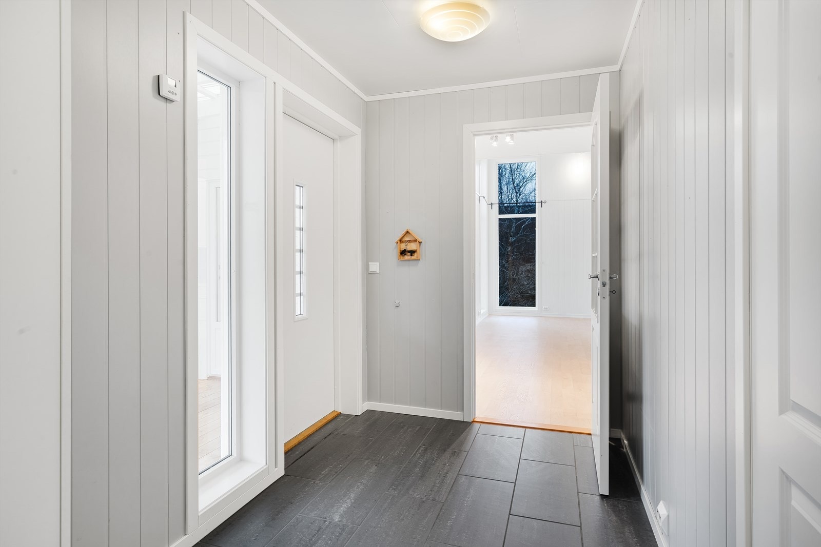 Fra gangen har man adkomst til stue, toalettrom, vaskerom og ett av soverommene. Galleribilde