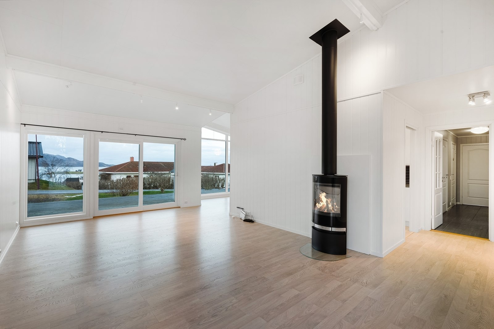 Bolig er oppvarmet ved hjelp av elektrisk og vedfyring. Galleribilde