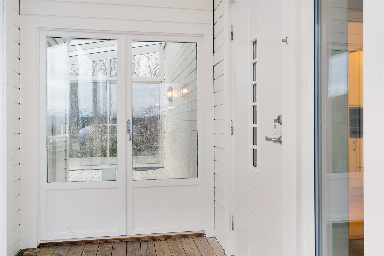 I bakkant av carporten er det en utebod med adkomst fra vinterhagen, som fremstår som isolert. Galleribilde