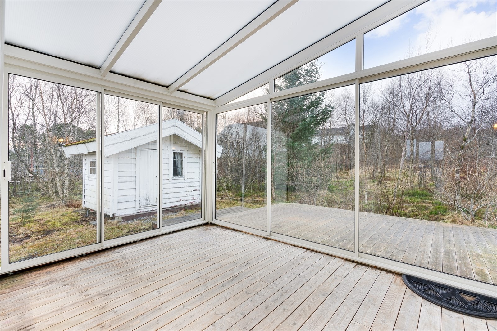 Det er adkomst fra tofløyet brukt dør ved hovedinngang, og skyvedør til terrasse i sør. Galleribilde