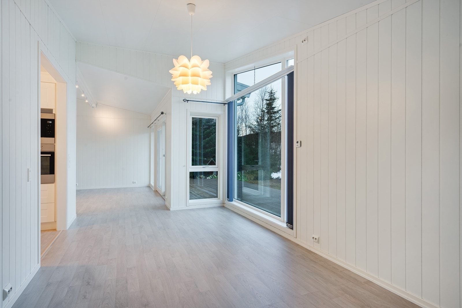 Et stort spiseområde med god plass til langbord. Galleribilde