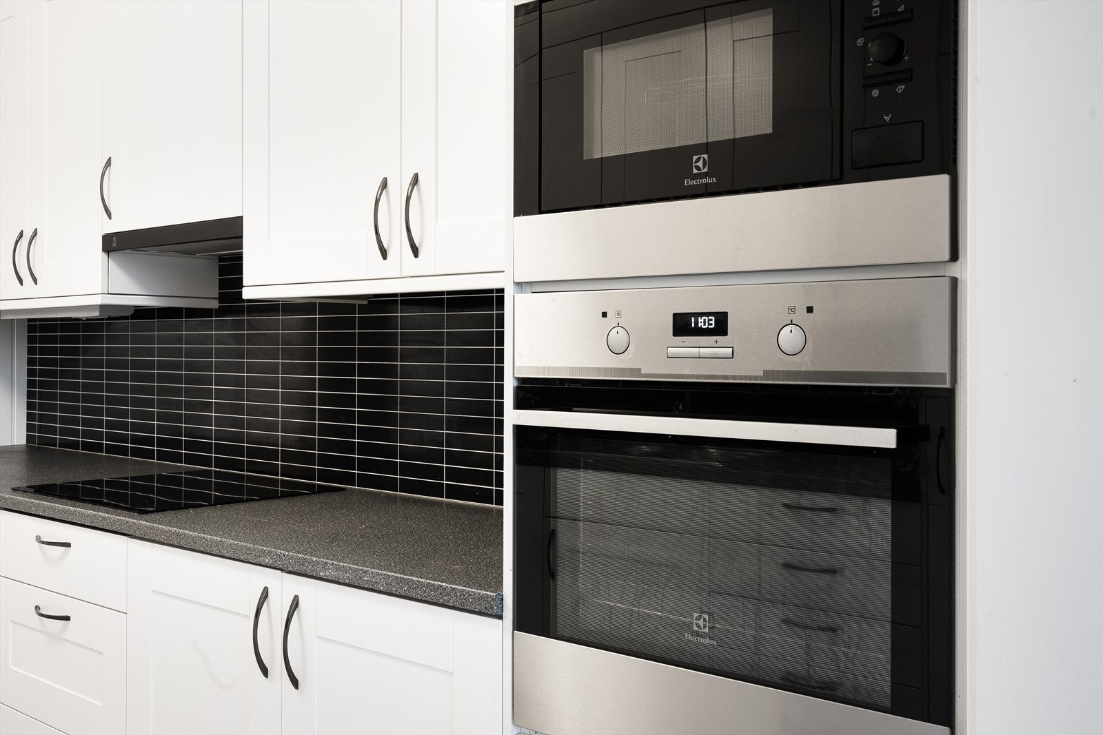 Kjøkkenet er utstyrt med kjøleskap, oppvaskmaskin, vannstoppesystem, platetopp, stekeovn og mikrobølgeovn. Galleribilde