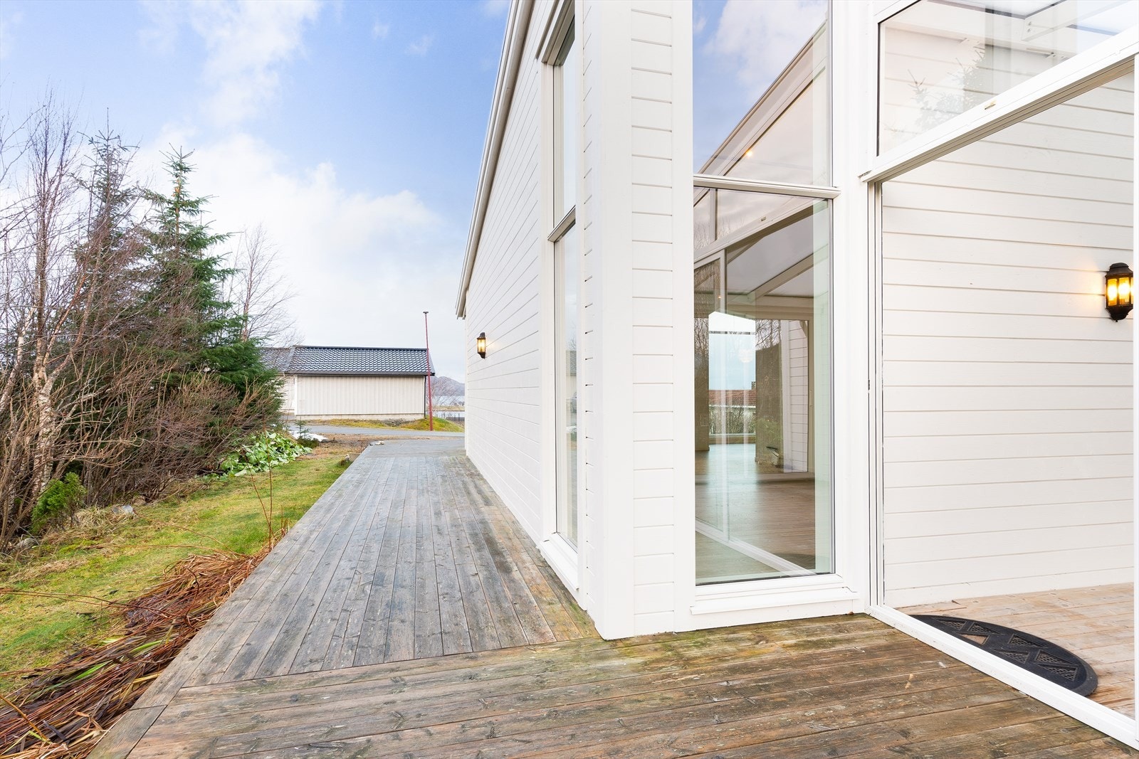 Det er til sammen litt over 100 m² tredekke/terrasse rundt boligen. Galleribilde