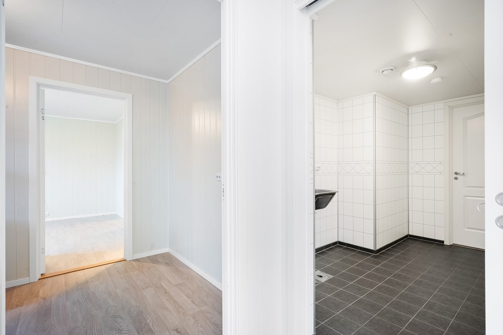 Like ved spisestue og kjøkken ligger vaskerom og bod. Galleribilde