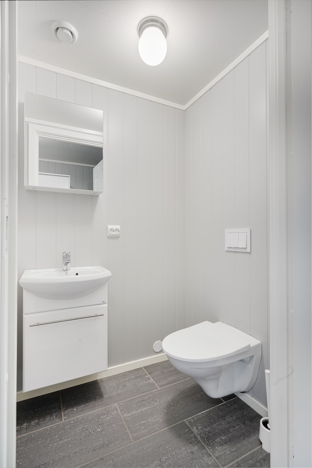 Boligen har også et toalettrom med adkomst fra gangen. Galleribilde