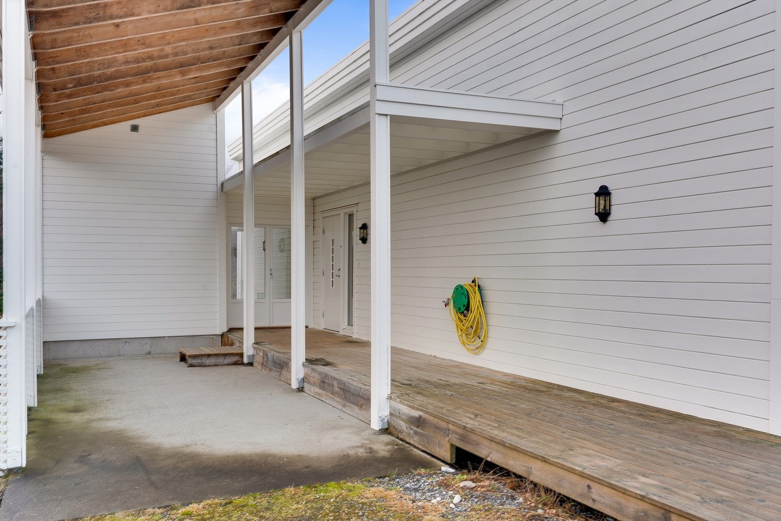 Eiendommen har carport med ca. 19 m² støpt dekke, oppført med tresøyler og pulttak tekket med papp. Galleribilde